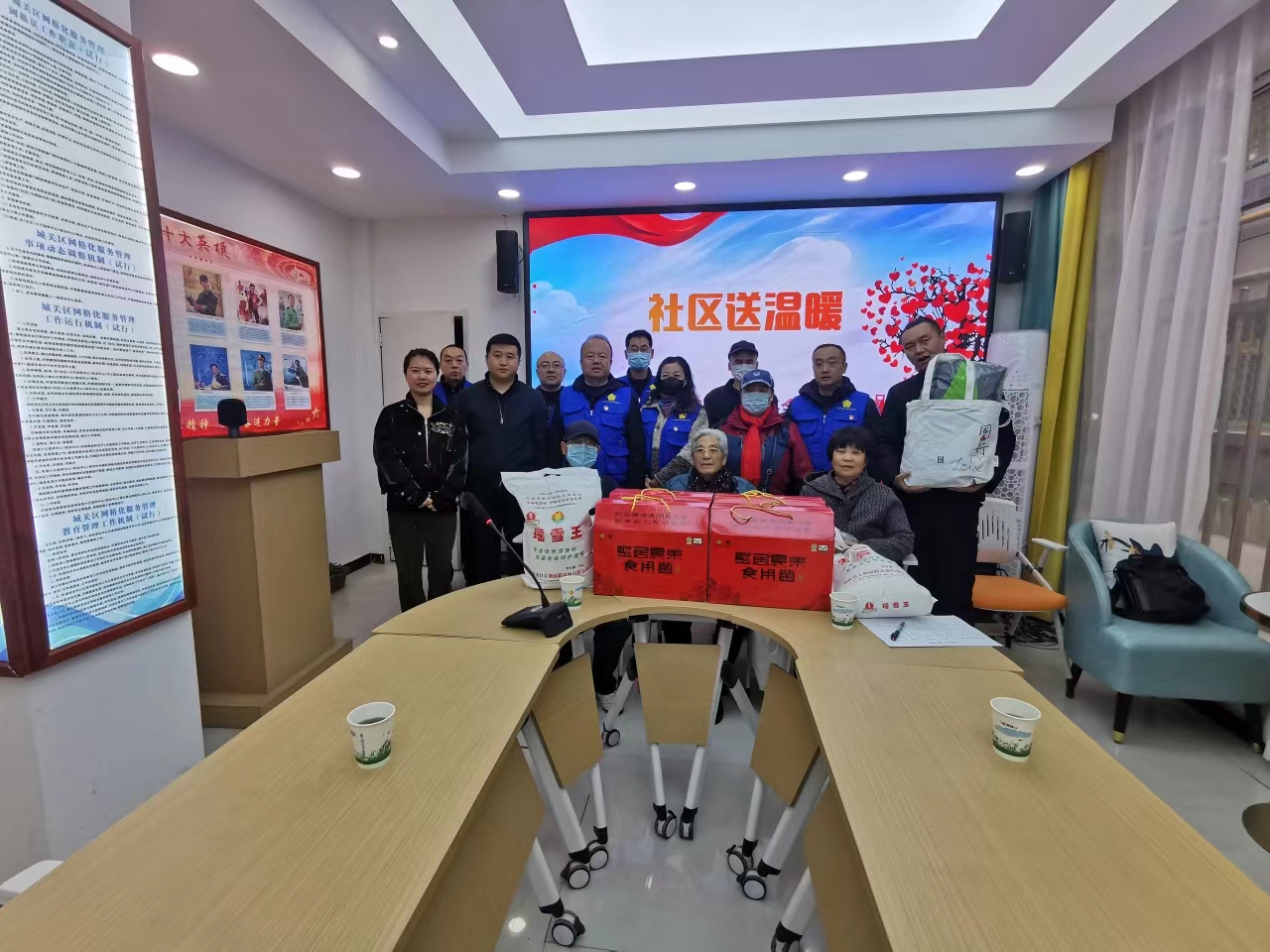 基金會(huì)黨支部開展黨員“雙報(bào)到”社區(qū)送溫暖活動(dòng)